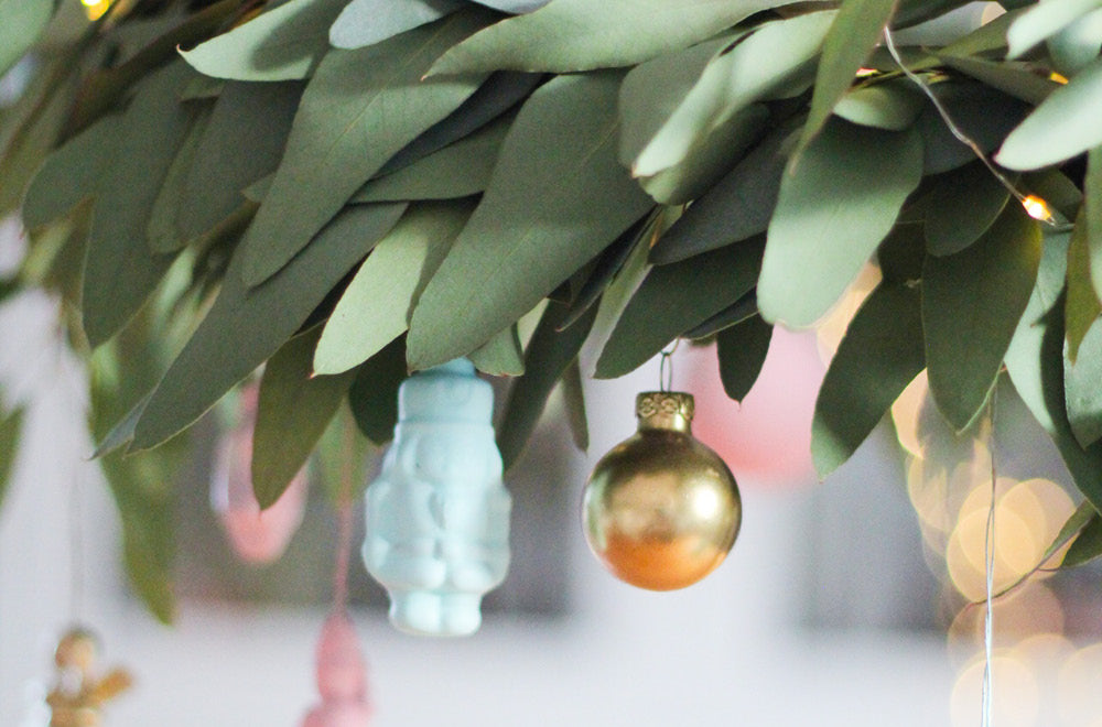 Baumschmuck selber machen: Kreatives Upcycling für die Feiertage