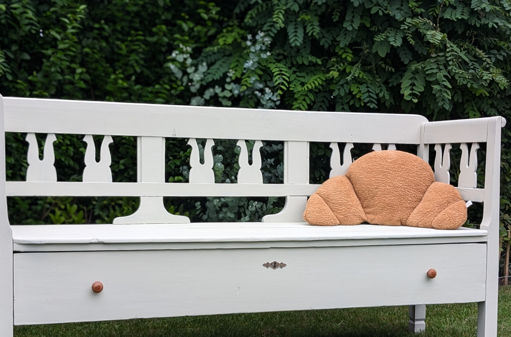 Von Dunkelgrau zu Hellgrau: Ein frischer Look für die Sitzbank