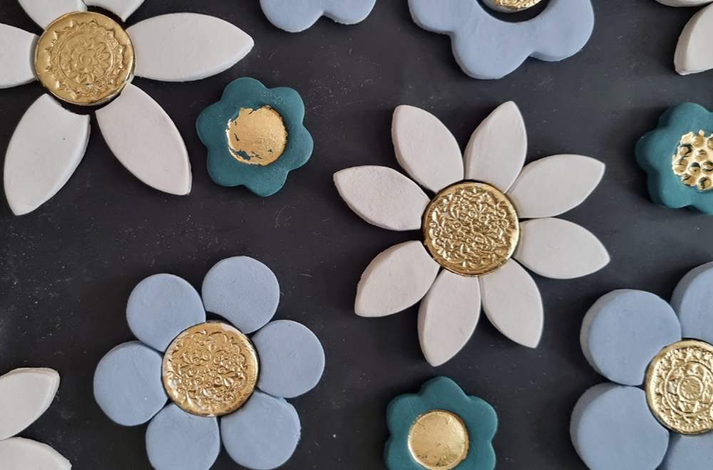 Kreative Fliesenkunst: DIY-Deko-Blumen aus Modelliermasse