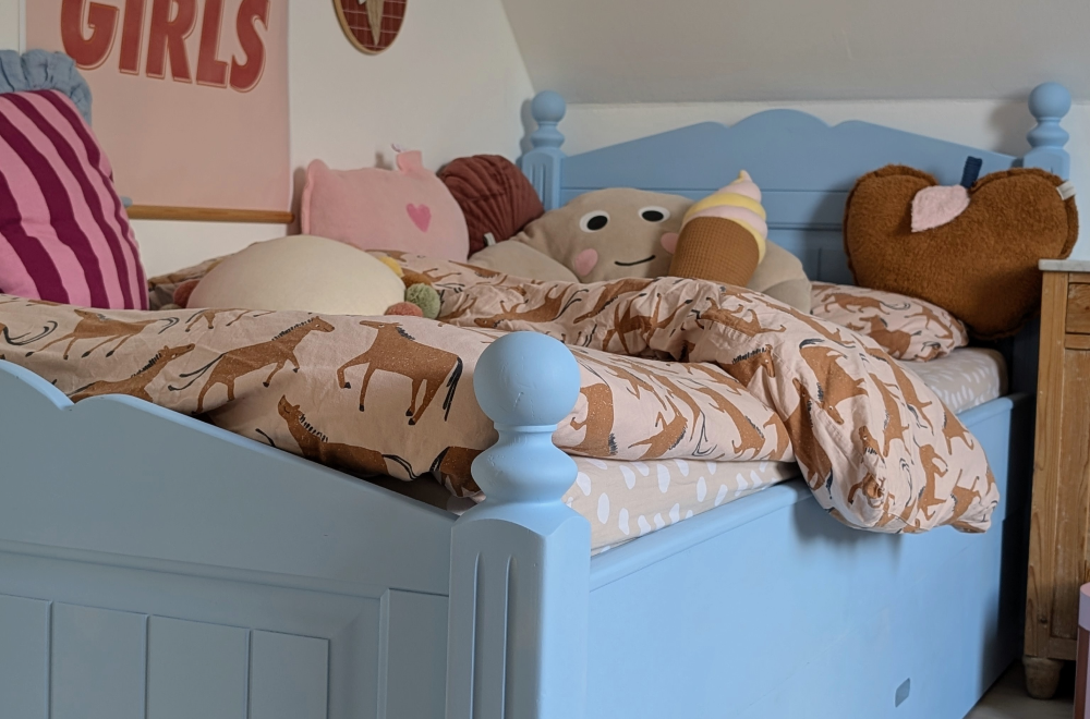 Vom Kleinanzeigen-Fund zum Kinderbett in Blau