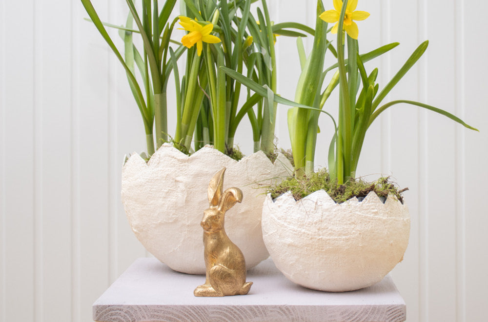 Ostereier-Vasen: DIY-Idee mit Sprühfarbe
