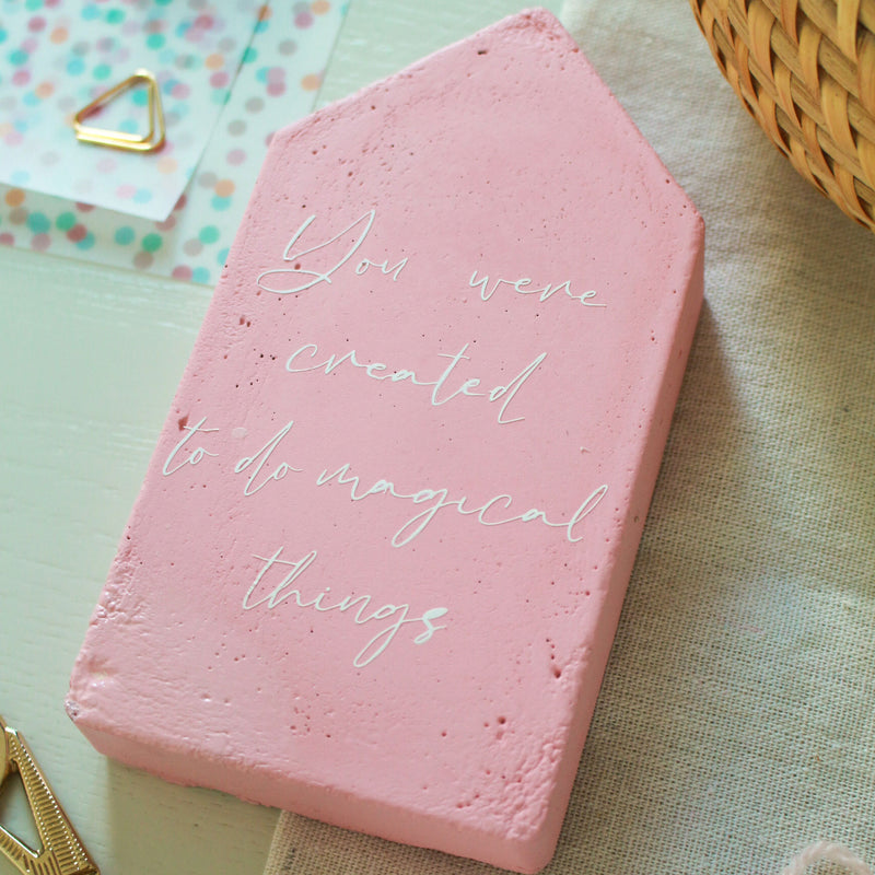 rosafarbenes Hausmodell mit der Aufschrift You were created to do magical things