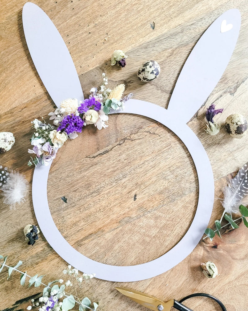 Hasen-Holz-Krankz mit Blumen