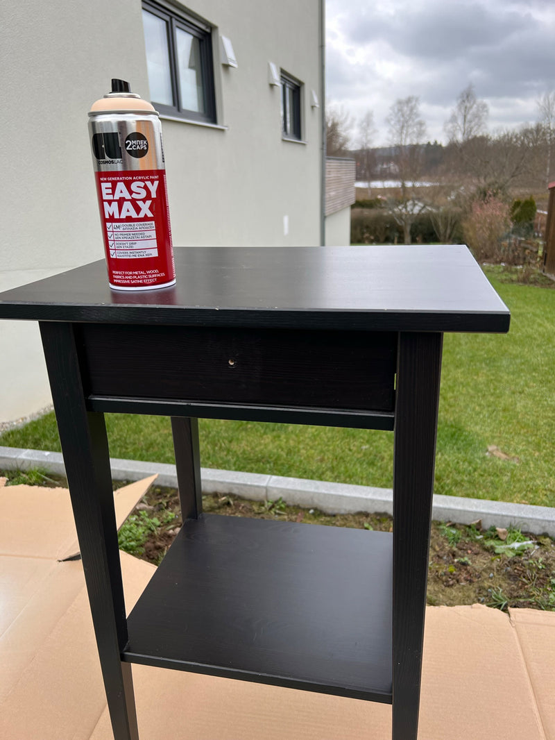 Nachttisch mit einer Cosmos Lac Easy Max Farbsprühdose