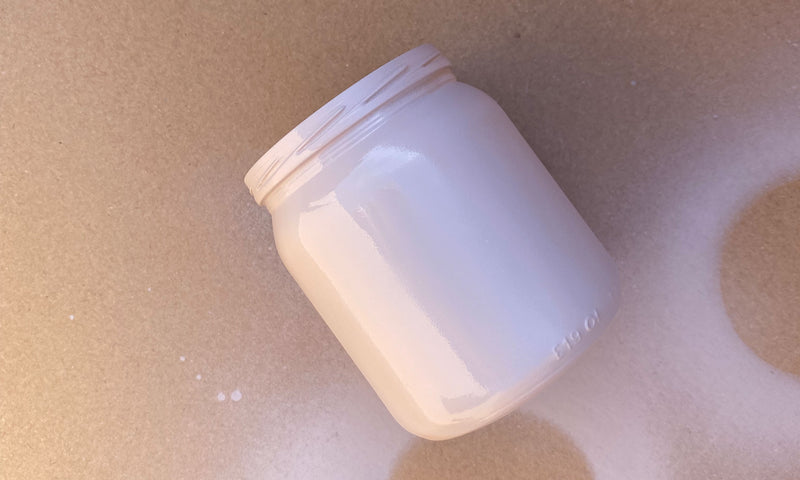 angesprühtes Einweckglas auf einem Karton