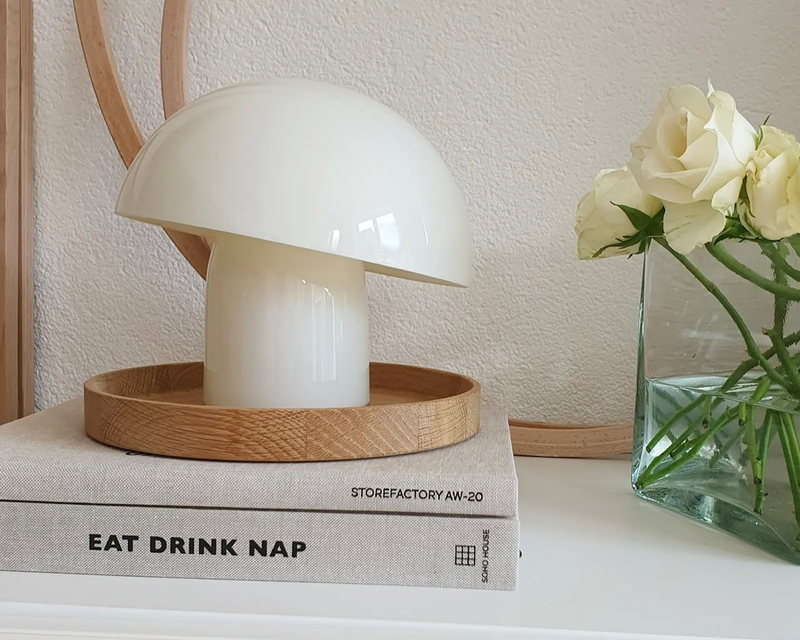 DIY-Hack: Pilzleuchte auf einem Nachttisch