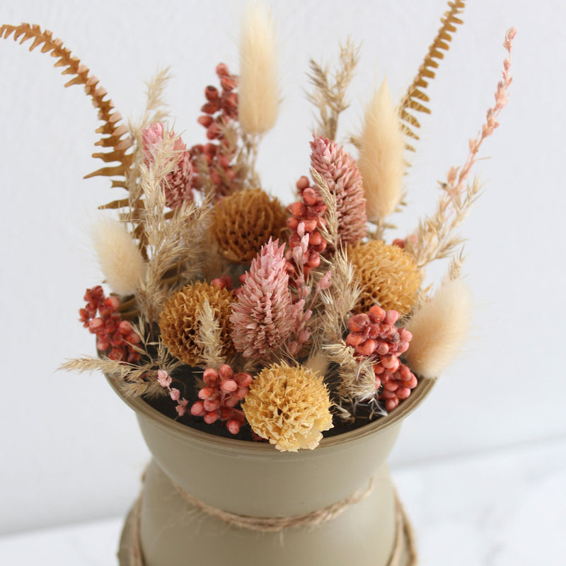 Plastikbecher-Upcycling: Blumenvase aus leeren Joghurtbechern
