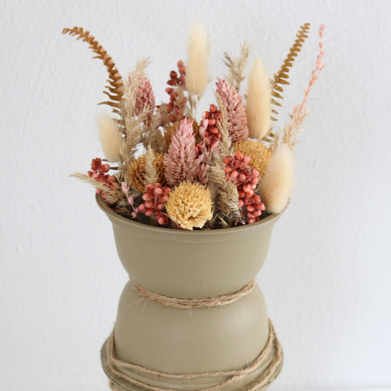 Plastikbecher-Upcycling: Blumenvase aus leeren Joghurtbechern