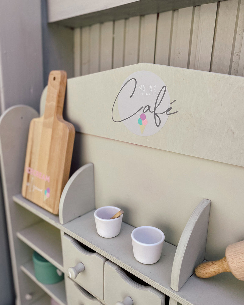 Regal mit der Aufschrift Café