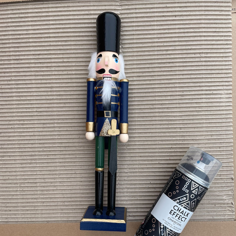 Nussknacker und Cosmos Lac Farbsprühdose Chalk Effect Charcoal