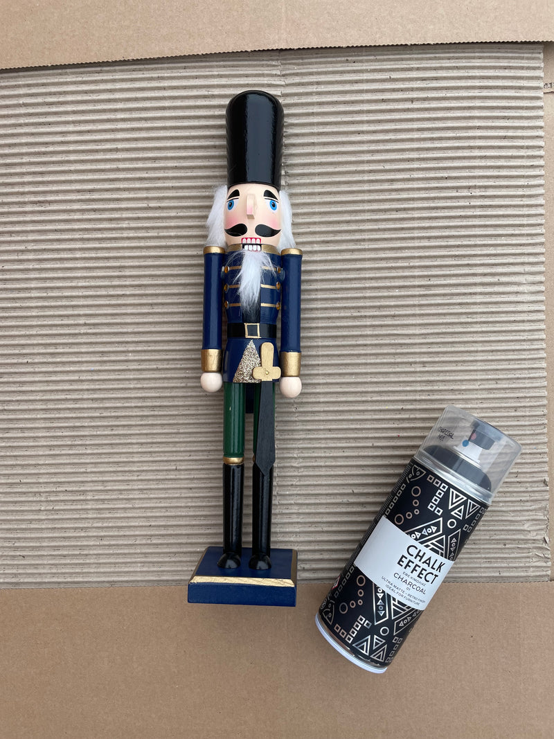 Nussknacker und Cosmos Lac Farbsprühdose Chalk Effect Charcoal
