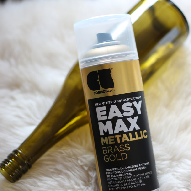 Cosmos Lac Farbsprühdose Easy Mac Metallic Brass Gold vor einer leeren Flasche