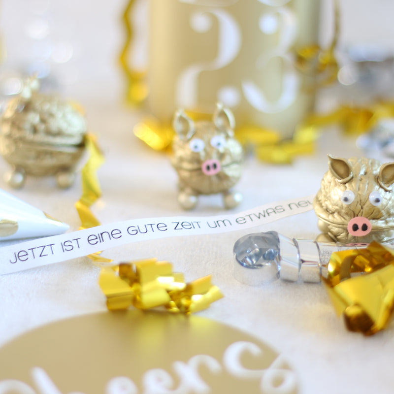 goldene Schweinchen als Tischdeko aus Walnüssen