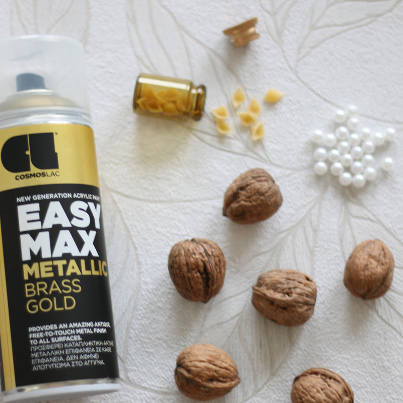 Cosmos Lac Farbsprühdose Easy Mac Metallic Brass Gold neben Walnüssen und Bastelzeug