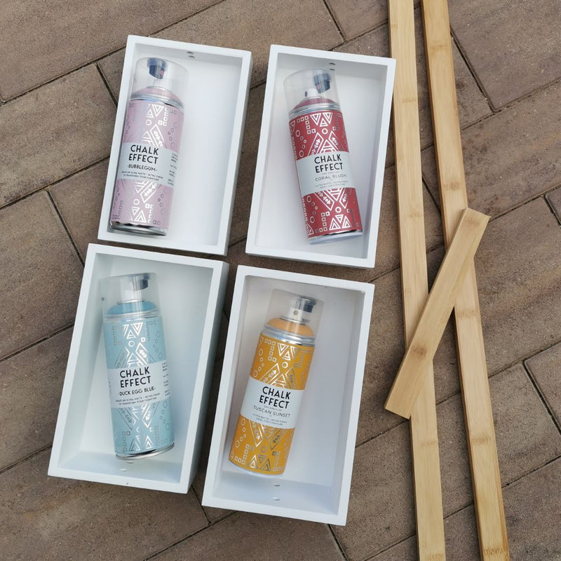 Shelfmade Bad-Regal mit vier Cosmos Lac Chalk Effect Spraydosen in den Kästen