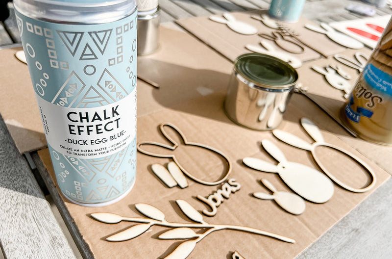 Karton mit Hasen aus Holz und eine Cosmos Lac Chalk Effect Duck Egg Blue Farbsprühdose