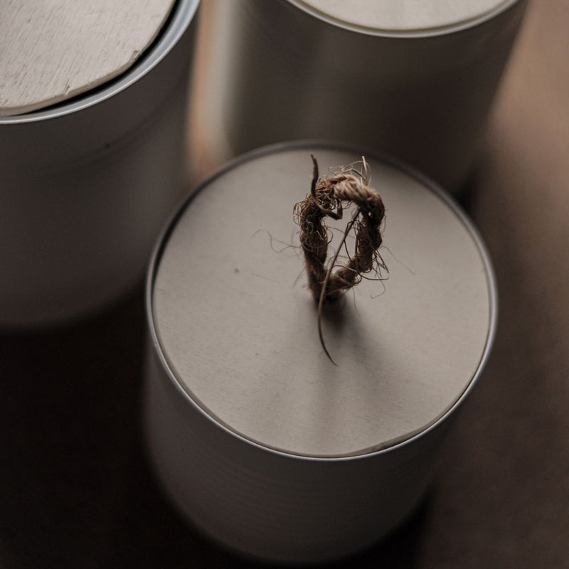 Juteschnur als Schlaufe im Deckel der Blechdose