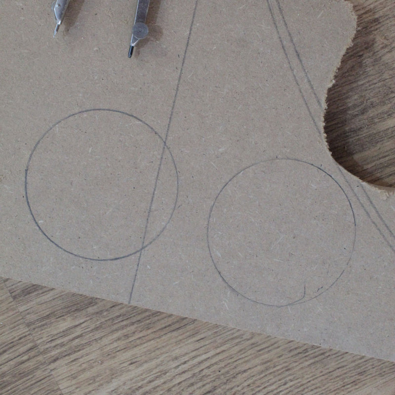 Kreise mit einem Zirkel auf einer Pappe