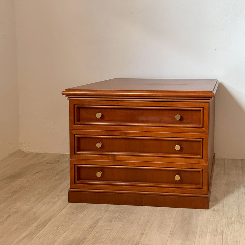 Kommode vor einer Wand