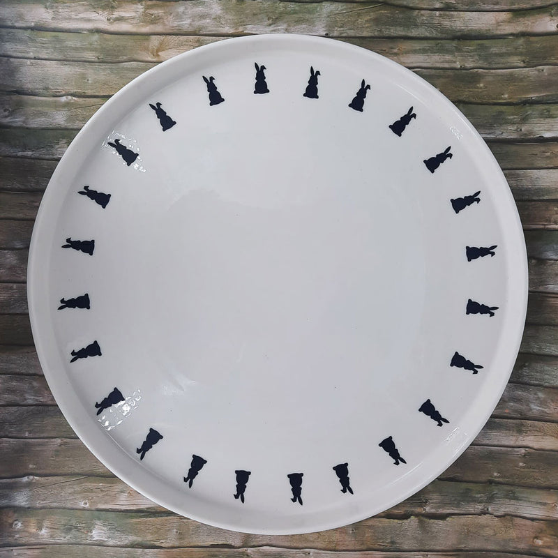 weißer Porzellanteller mit schwarzen Hasenstickern