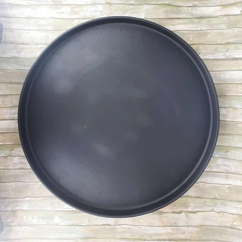 schwarz gesprayter Porzellanteller