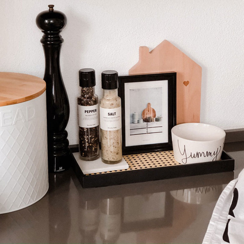 Gewürze, Bild im Bilderrahmen und Tasse auf einem Upcycling Serviertablett