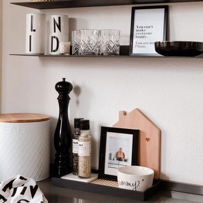 Gewürze, Bild im Bilderrahmen und Tasse auf einem Upcycling Serviertablett