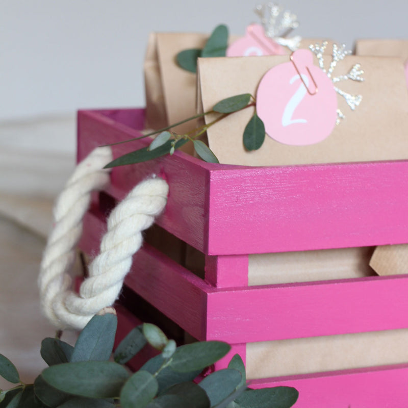 pinker Korb mit Adventskalender-Tüten