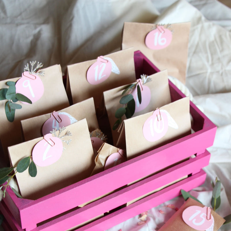 pinker Korb mit Adventskalender-Tüten