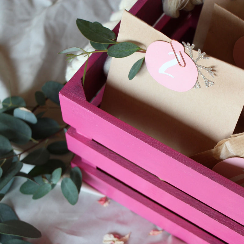pinker Korb mit Adventskalender-Tüten