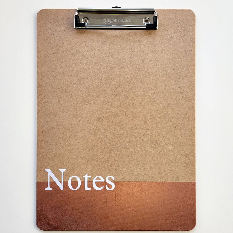 Klemmbrett mit der Aufschrift Notes