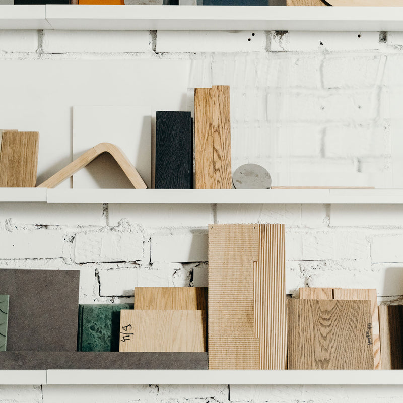 Werkstatt mit Regalen und verschiedenen Farben und Größen von Holz
