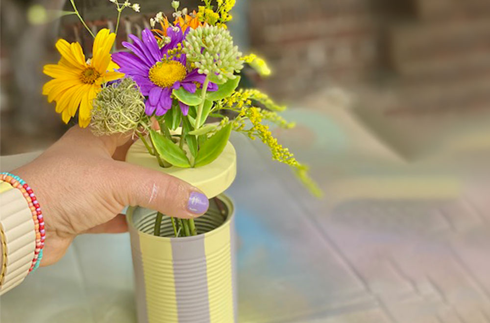 Blechdosen Upcycling: Bunte Blumen aus der Dose