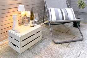 Upcycling-Idee für die Terrasse: Verwandle eine Weinkiste in einen stilvollen Tisch