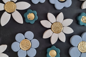 Kreative Fliesenkunst: DIY-Deko-Blumen aus Modelliermasse