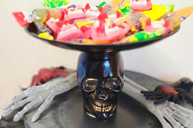 Gruselige Etagere für Süßgkeiten: Halloween Deko DIY