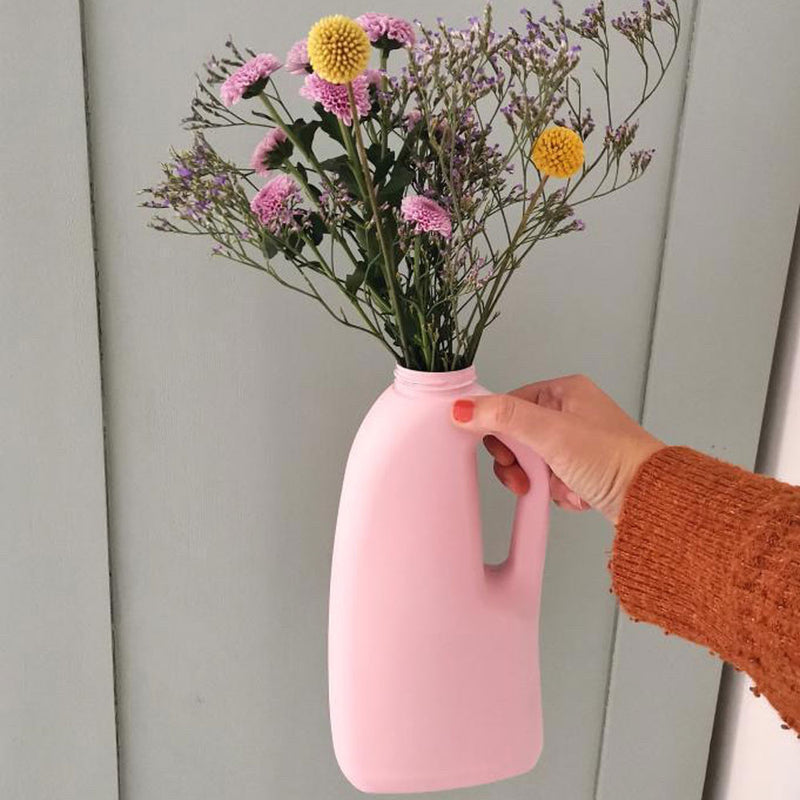 Blumen in einer Vase, welche aus einer Waschmittelflasche hergestellt wurde