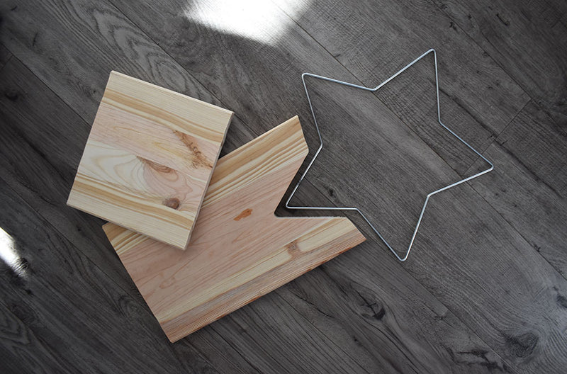 Holz und ein Stern aus Metall
