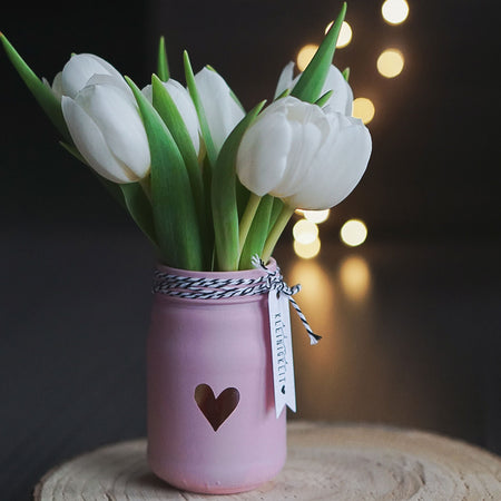 DIY Blumenvase mit weißen Blumen