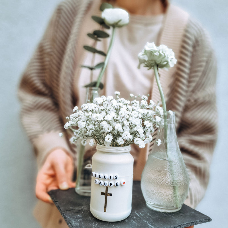 Glas-Vasen-Update: Marmeladenglas als Blumenvase für eine Taufe