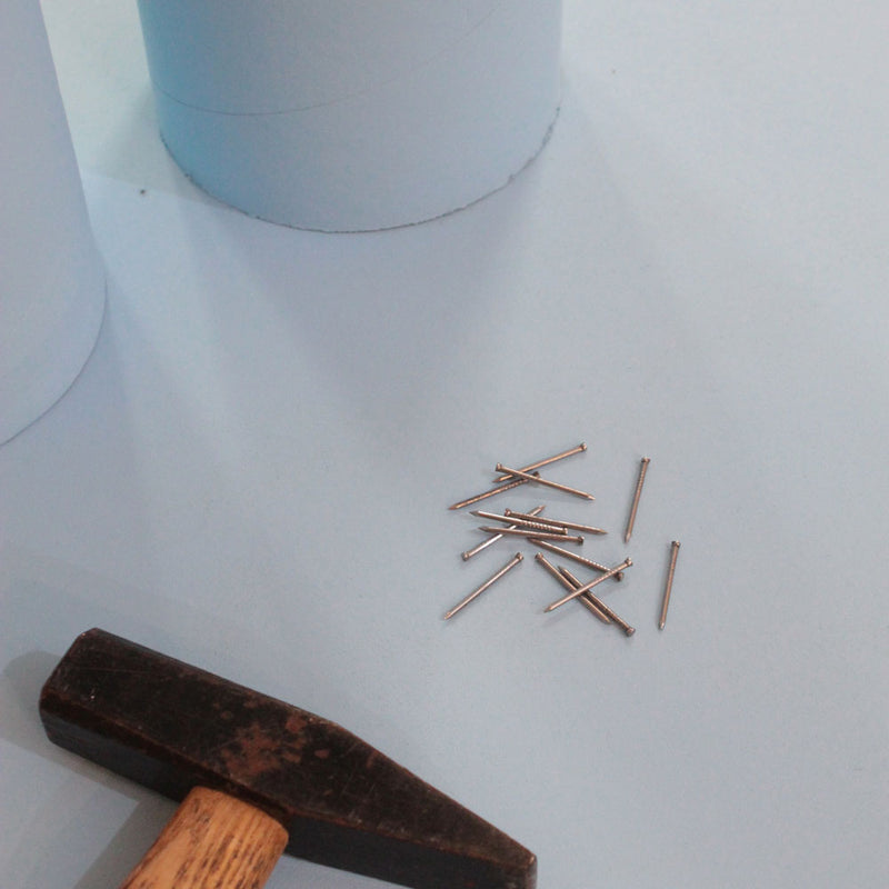 Nägel und Hammer auf dem DIY Beistelltisch